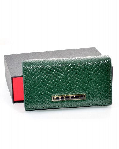 Women's green lacquered leather wallet